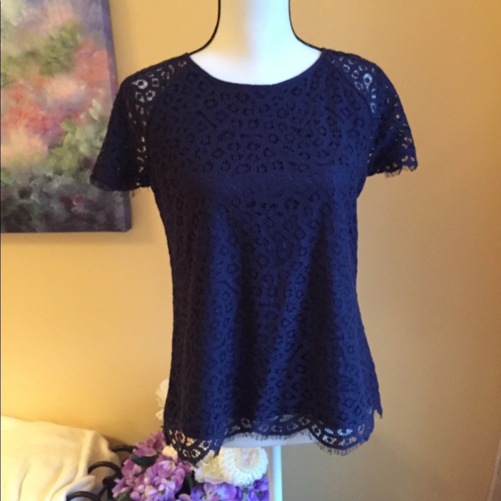 Solitaire navy lace overlay top. NWT. Sz M.
